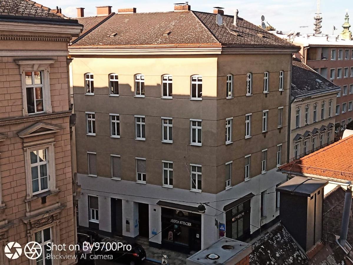 Industrial Studio Am Neuen Dom Linz Exterior photo